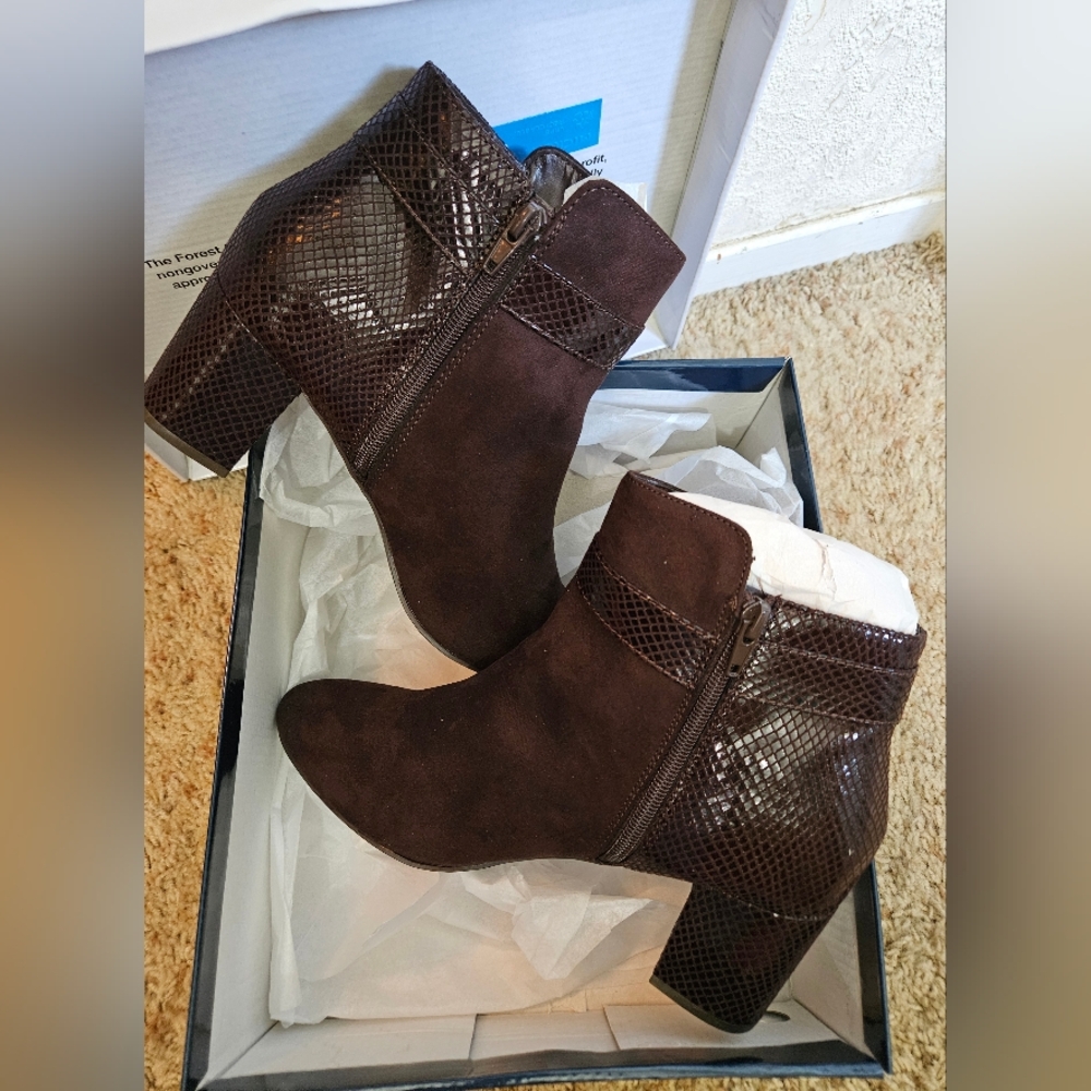 BRAND NEW 💥 Karen Scott Ivy Chocolate Faux Leather Boots Block Heel Sz 9…
